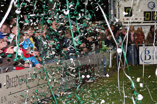 Ruim 500 Supporters uit Genemuiden stonden achter hun club   (&copy; Foto Helmich Lubberts)